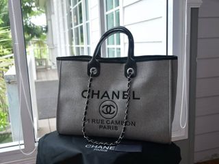 จากแบรนด์ Chanel กระเป๋าสะพาย