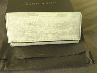กระเป๋าสตางค์ Charles and Keith สีขาวลายหนังงู