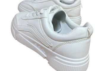 รองเท้าผ้าใบสีขาว ไซส์ 36 หนังนิ่มใส่สบาย