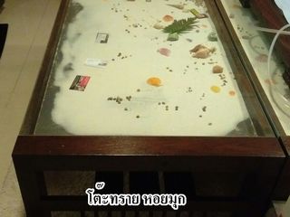 โต๊ะไม้ฝากระจกแต่งทรายทะเล หอยมุก