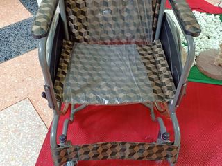 รถเข็นเก้าอี้ ทำจากผ้าใบลายตารางหลุย์ มีที่รองเท้า