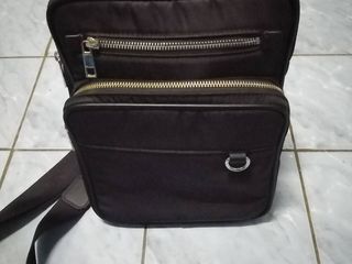 กระเป๋าสะพายสีดำอย่างสวย