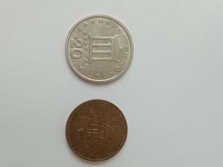 เหรียญต่างประเทศ 2 เหรียญ