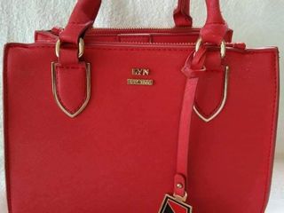 กระเป๋าถือแฟชั่นสีแดงมีสีเดียว สภาพใหม่