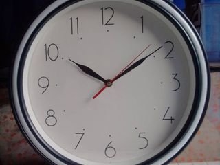 นาฬิกาแขวนสีขาวขอบดำ