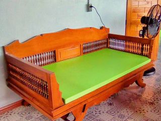 แหย่งโซฟาหลังช้างไม้สักแห้งอย่างดีพร้อมเบาะหนังเทียมสีพื้น