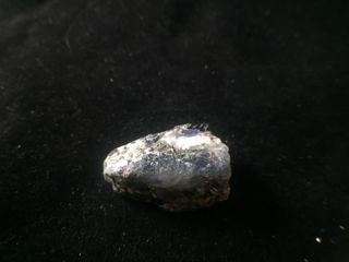 Ky-24 ผลึกไบโอไทต์บนผลึกไคยาไนต์ (Biotite crystal on Kyanite