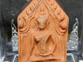 พระขุนแผน เนื้อดินเผา หลวงปู่แผ้ว ปวโร ปี 53 (กล่องพิมพ์ผิดป