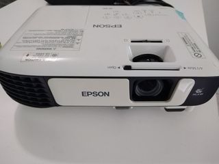 Projector โปรเจคเตอร์ Epson ใช้ดีแม้ที่สว่าง แถมจอใหญ่ฟรี