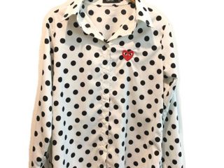 เสื้อเชิ้ตลายจุดปักหัวใจแดง