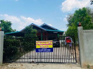 ขายบ้านมีกำแพงล้อมรอบ มีเฟอร์นิเจอร์บางส่วน