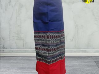 ผ้าถุงสำเร็จรูปแบบป้ายเย็บเชือกผูกเอวหัวสีน้ำเงินเชิงสีแดง