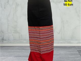 ผ้าถุงสำเร็จรูปแบบป้ายเย็บเชือกผูกเอวหัวสีดำเชิงสีแดง9411