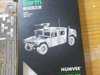 โมเดล HUMVEE / METAL EARTH