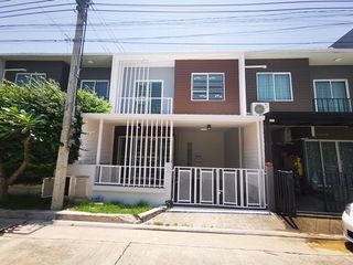 ขายบ้าน ทาวน์เฮ้าส์ 2 ชั้น ติดตั้งระแนงบังตารอบบ้าน เพิ่มควา