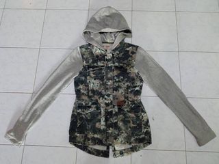 เสื้อแจ๊คเก็ตมีฮูดลายพรางแบรน volcom ไซร์ S ทรงสวยสภาพดี