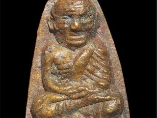 พระหลวงปู่ทวดหลังเตารีด ปี พ.ศ.2505 พิมพ์กลางปั๊มซ้ำหน้าใหญ่