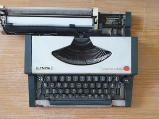 พิมพ์ดีดไทยกระเป๋าหิ้ว Olympia Traveller de Luxe