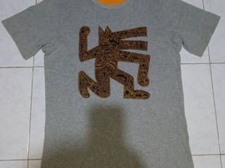 เสื้อยืดแบรน ยูนิโค่ x เคิทแฮรลิ่ง ไซร์ M ทรงสวยสภาพใหม่