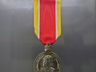 เหรียญที่ระลึกประดับแพรแถบ เนื้อเงิน สมเด็จย่า 84 พรรษา พ.ศ.