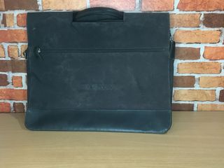 กระเป๋าใส่เอกสารสีดำ มีสายสะพายขนาดใหญ่