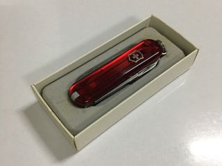 มีดพับอเนกประสงค์ Victorinox Signature Translucent Ruby