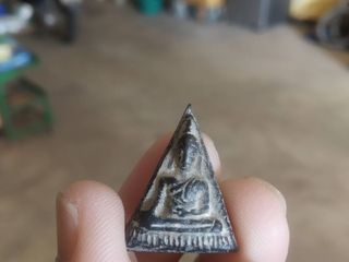 พระผงผสมผงใบลาน(พระนางพญาฐานขีดหลวงพ่อกวยวัดโฆสิตาราม)ชัยนาท