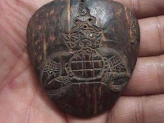 กะลาราหูแกะเก่าหลังเขียนอักขระไม่ทราบที่