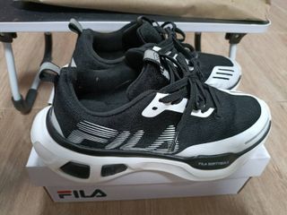 Fila siez 39 US 6  สีดำ ขาว