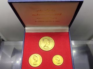 เหรียญทองคำ ที่ระลึกพระชนมายุครบ 3 รอบ ราชินี ครบชุด หน้าเหร