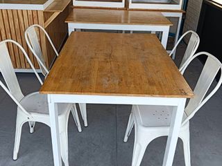 โต๊ะและเก้าอี้