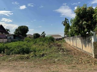 ขายที่ ติดถนนล้อมรอบหน้าหลังสองด้าน เข้าออกได้ 2 ทาง ชานเมือ