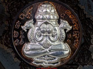 พระปิดตาพังพระกาฬ รุ่นลูกพ่อต้องรวย เนื้อนวะหน้ากากเงิน