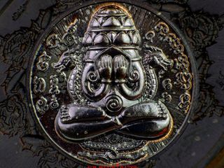 พระปิดตาพังพระกาฬ รุ่นลูกพ่อต้องรวย เนื้อนวะพรายเงิน