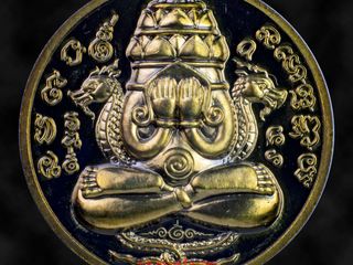 พระปิดตาพังพระกาฬ รุ่นลูกพ่อต้องรวย เนื้อคันฉ่อง