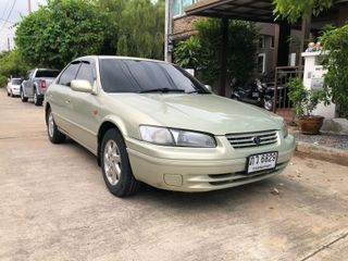 ชาย Toyota Camry 2.2 GXI