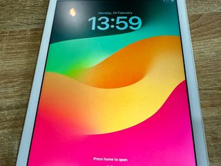 มือสองสภาพดี iPad 2018 128GB Wifi เคสและอุปกรณ์ครบๆ