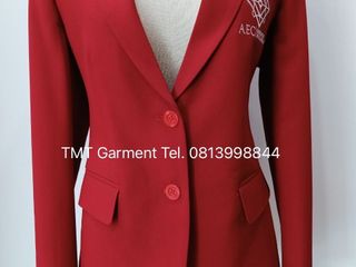 เสื้อสูทปักตราสัญลักษณ์ บนตัวเสื้อ