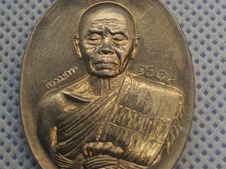 เหรียญรูปไข่ หลวงพ่อคูณ พิมพ์ครึ่งองค์ รุ่นปาฏิหาริย์ EOD