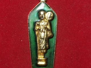 6173 เหรียญลงยาสีเขียวพระสิวลี หลังยันต์นะ ชา ลี ติ ไม่ทราบท