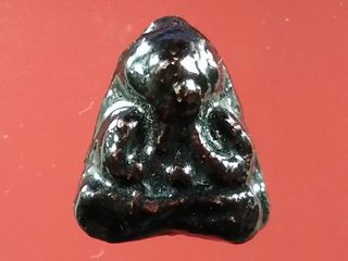 5636 พระปิดตาเคลือบชแล็ค หลังเรียบ เนื้อผง สายระยอง เก่าไม่ท