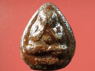 5635 พระปิดตาเคลือบชแล็ค หลังเรียบ เนื้อผง สายระยอง เก่าไม่ท