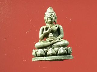 5632 พระรูปหล่อชัยวัฒน์ ประทานพรเล็ก เนื้อเงิน พระแท้ไม่ทราบ