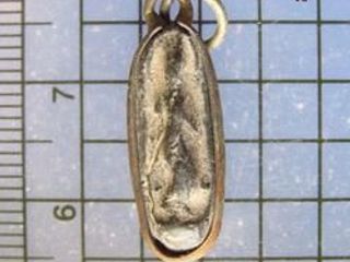 4479 พระเม็ดข้าวเม่า พิมพ์ลีลาเนื้อดิน เลี่ยมทองเหลืองจับขอบ