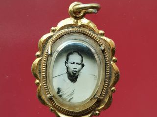 5774 ลอ็กเก็ต หลังยันต์ห้า รูปเก่าเป็นคราบปลอด ไม่ทราบที่