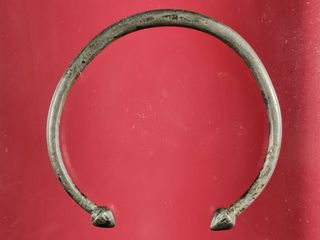 5859 กำไลเนื้อเงิน โบราณเก่า หนึ่งอัน เส้นผ่าศูนย์กลาง 5.5 ซ