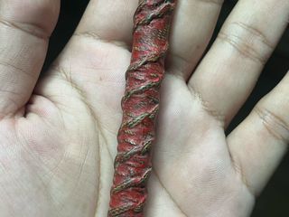 เปิดตะกรุดตะกั่วลงรักชาติแดงยาว 3.7 นิ้วไม่ทราบที่