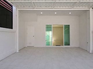 ขายทาวน์โฮม 3 ชั้น รีโนเวทใหม่ ข้างซอยวัดบางปิ้ง ถ.ศรีนคริน