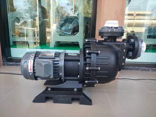 Self-priming chemical pump