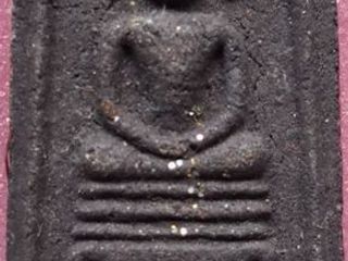 สมเด็จกสิณไฟ วัดถ้ำสระพงษ์ พิมพ์ไกเซอร์ เนื้อว่านดำ ปี 2535